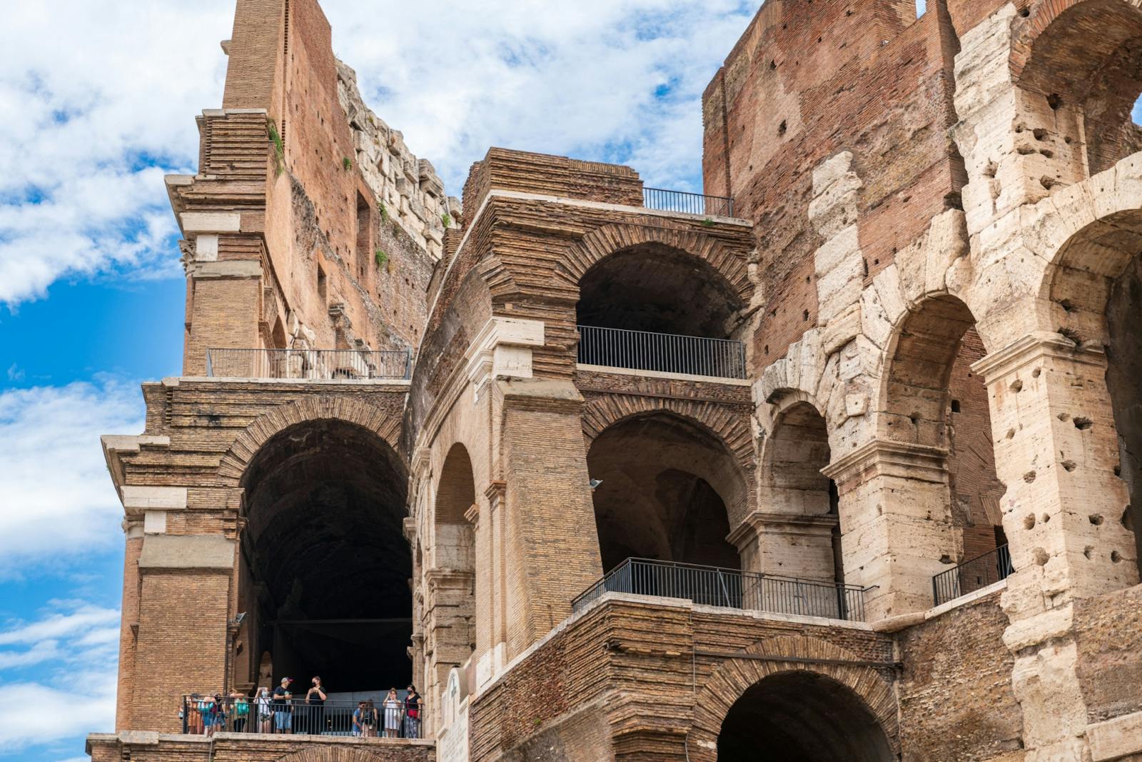 Vue en contrebas des arches et visiteurs du Colisée