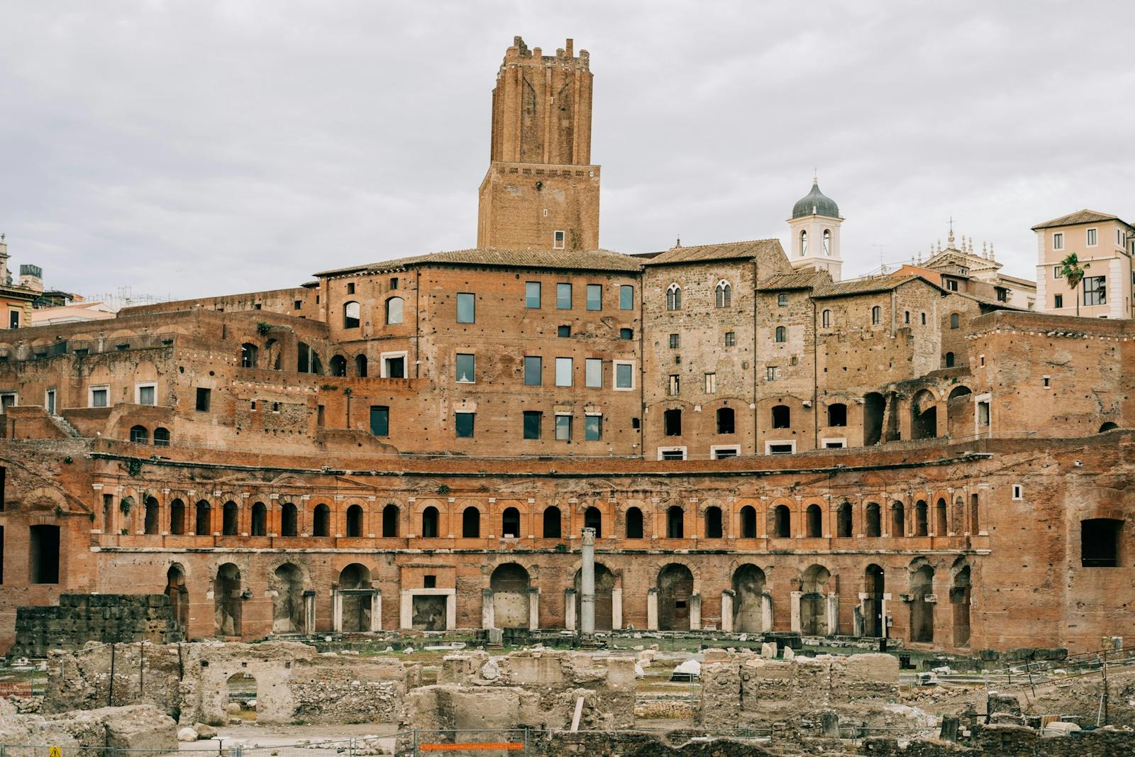 Vue latérale du Colisée avec ses arches et ruines
