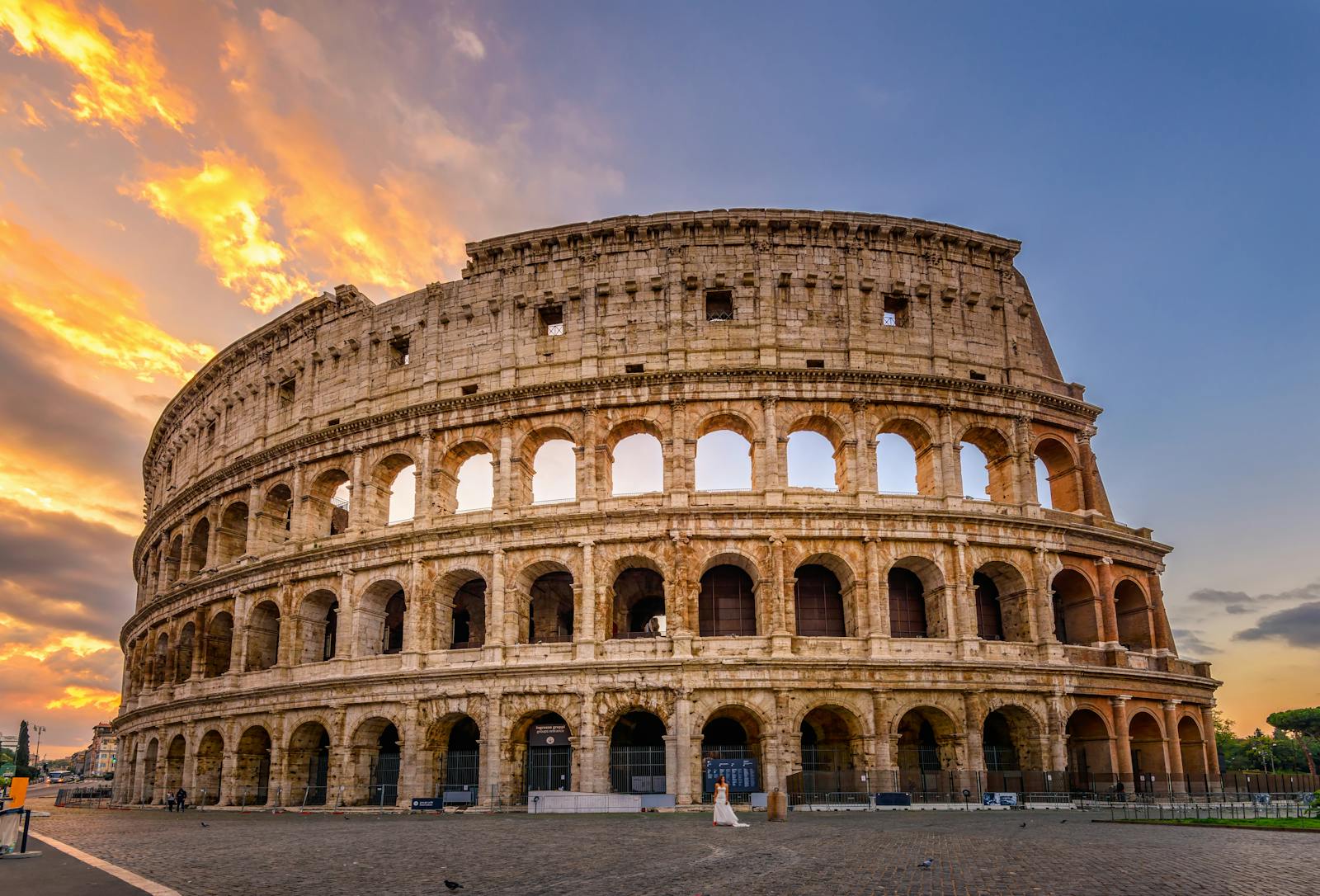 Vue majestueuse du Colisée au coucher du soleil