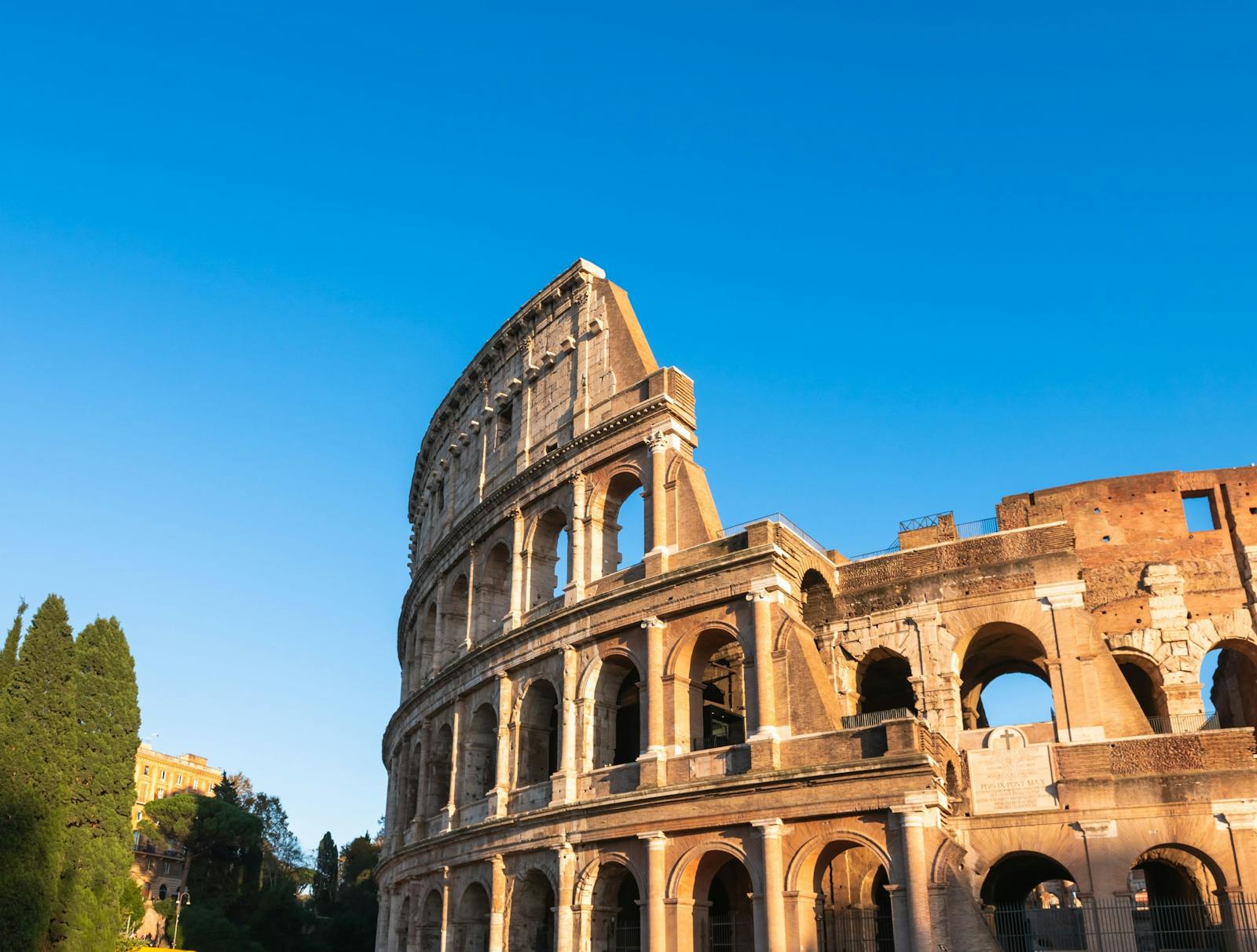 Vista dal basso del Colosseo sotto un cielo azzurro