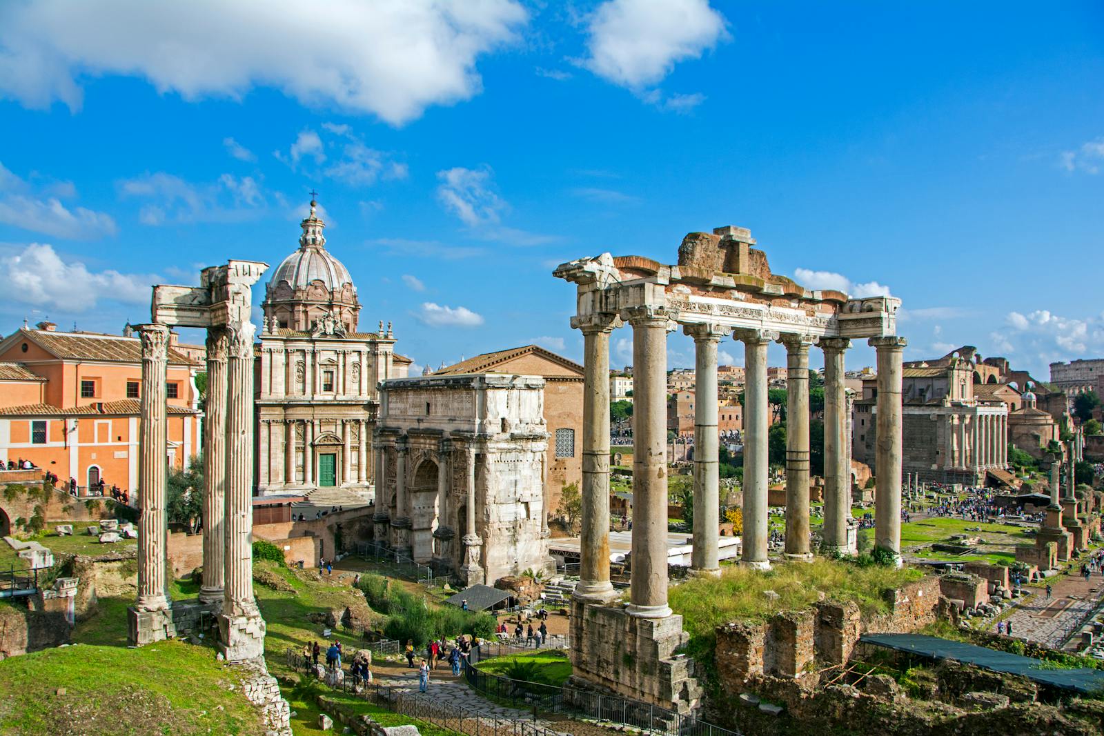 Vista panoramica delle rovine romane vicino al Colosseo