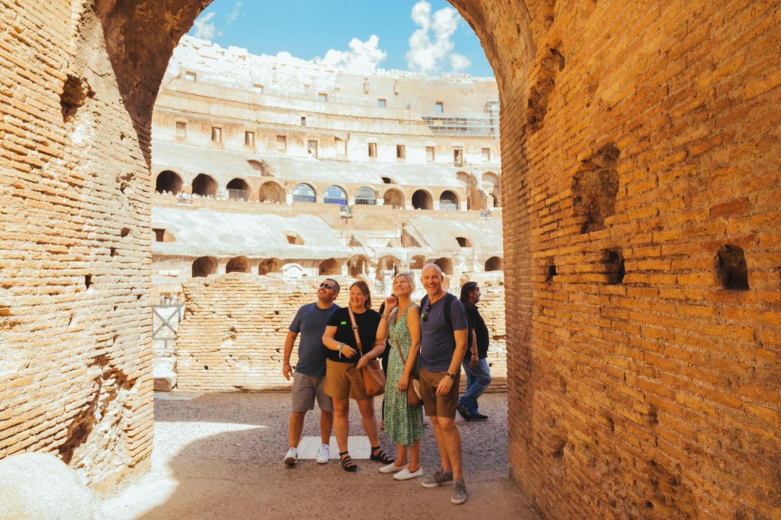 Visitatori sorridenti nell'arena interna del Colosseo