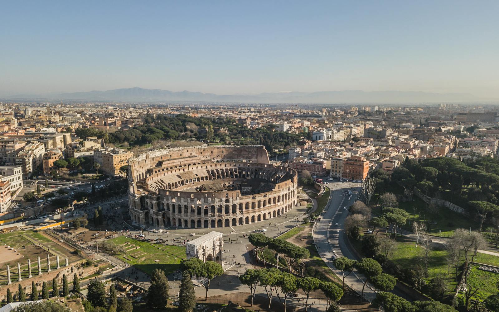 Vista aerea panoramica del Colosseo nel cuore di Roma