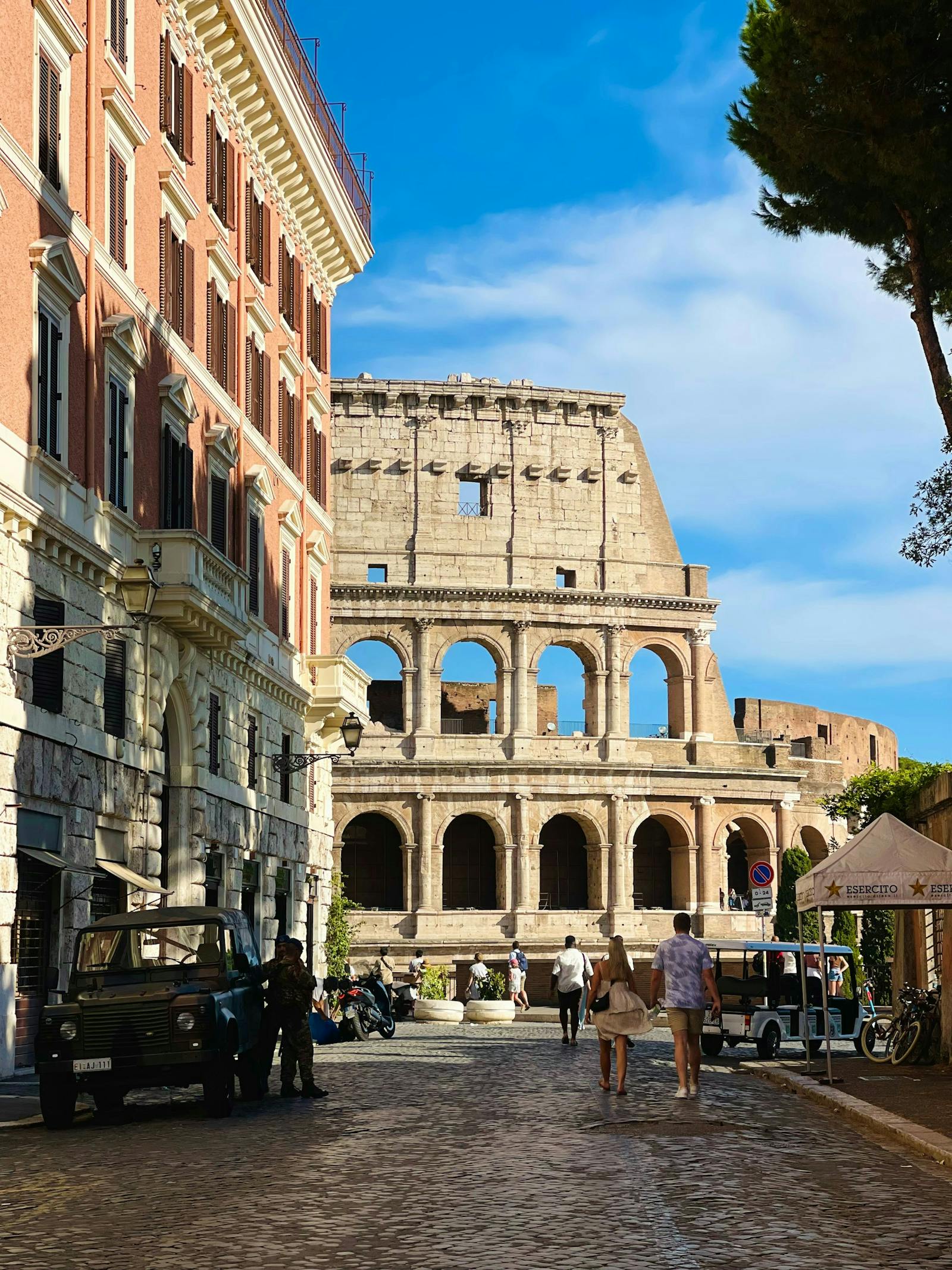 Vista laterale del Colosseo dalla strada lastricata