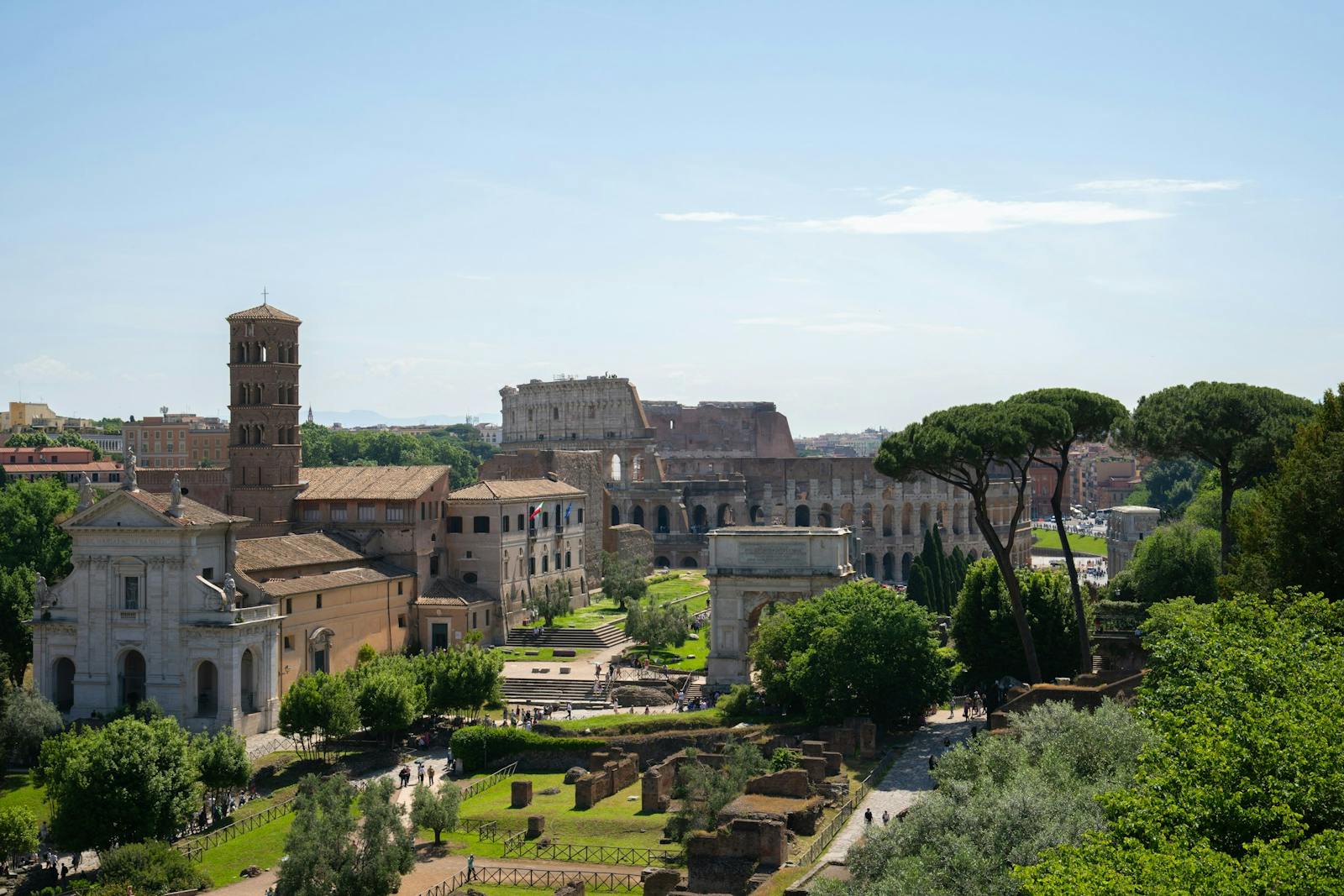Vista panoramica del Colosseo dal Foro Romano
